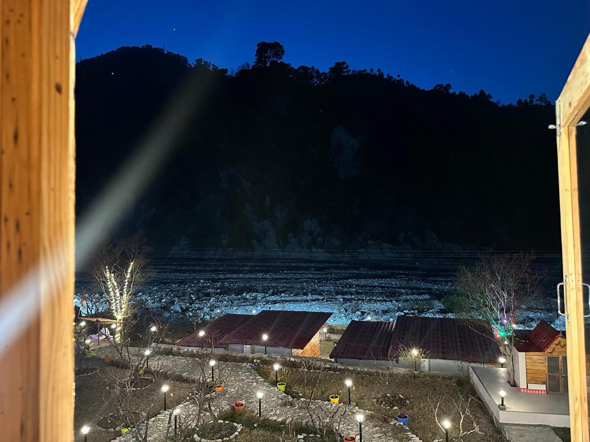 Cabana Riverside Resort - Kainchi Dham ناينيتال المظهر الخارجي الصورة
