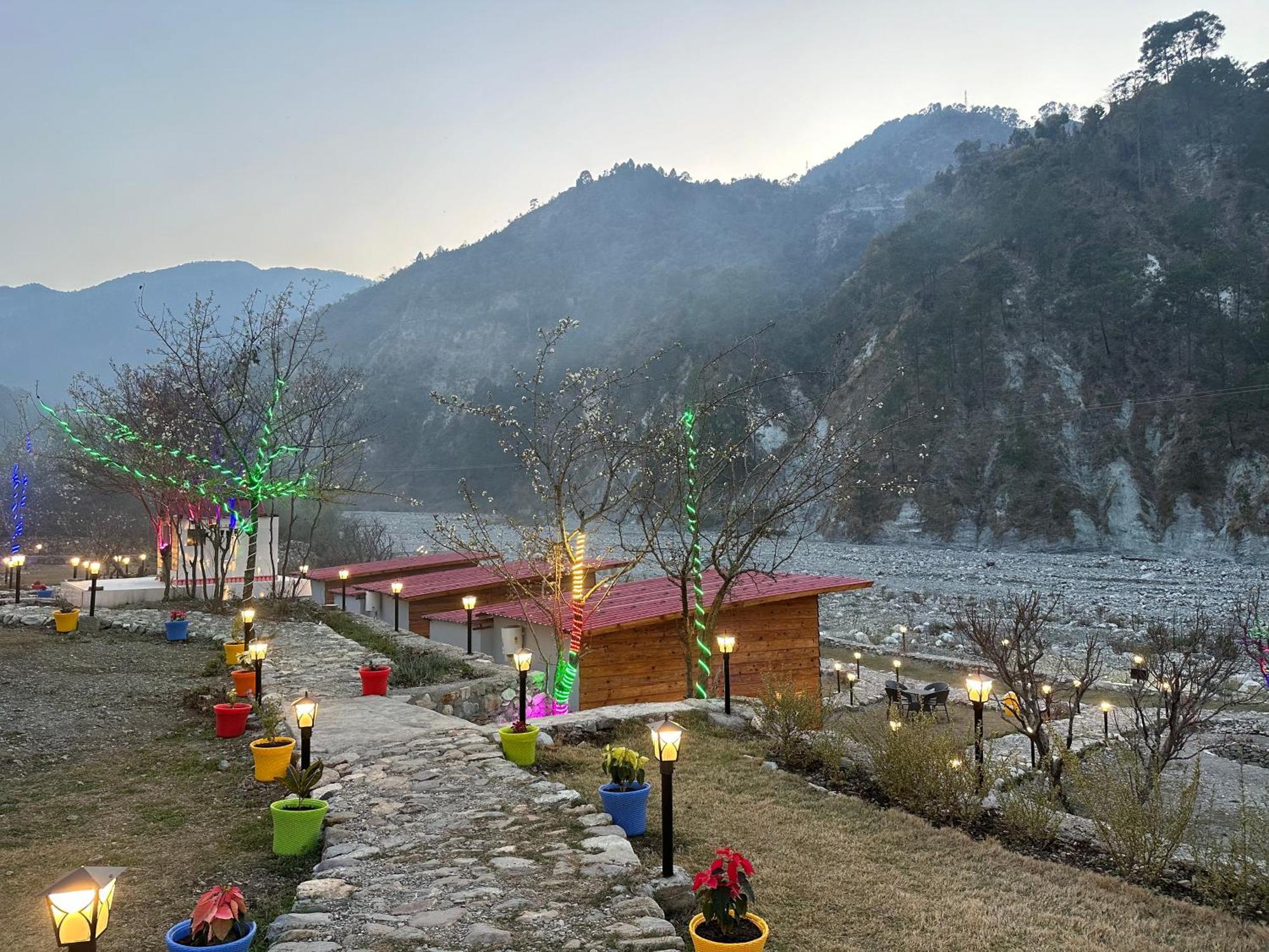 Cabana Riverside Resort - Kainchi Dham ناينيتال المظهر الخارجي الصورة