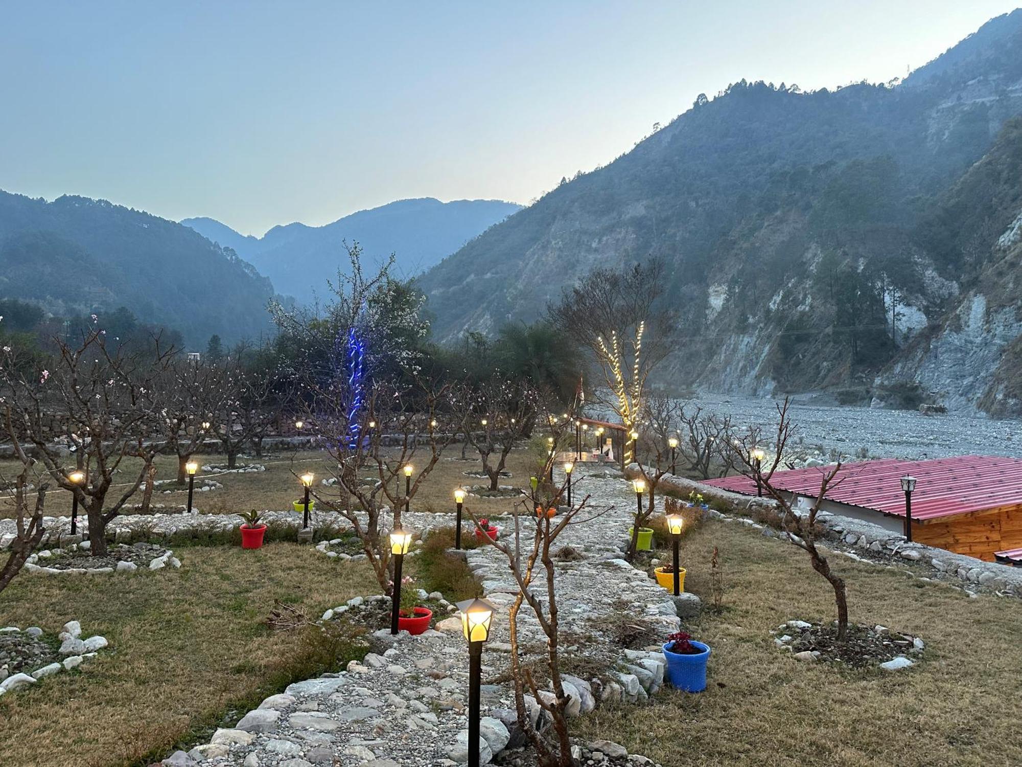 Cabana Riverside Resort - Kainchi Dham ناينيتال المظهر الخارجي الصورة